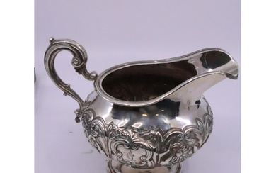 An Irish silver cream jug Dublin 1835 by JM approx. 320 gram...