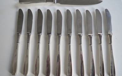“Ascot”. Set of 10 dinner knives and layer cake knife. Manufactured by W. & S. Sørensen. L. 21,4 and 27,5. Weight incl. pieces with steel app. 610 g. (11)