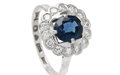 BAGUE CLUSTER, or blanc 18 carats, saphir bleu 1,73 ct, diamants taille brillant 0,42 ctw,...