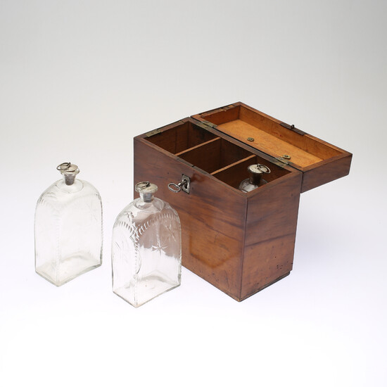 BOTTLE BOX, with bottles, empire, 19th century.