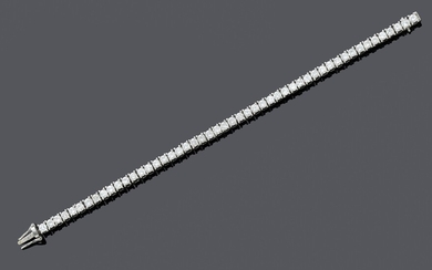 BRACELET BRILLANT. Or blanc 750, 19g. Bracelet rivière classiquement élégant, serti de 50 diamants taille...