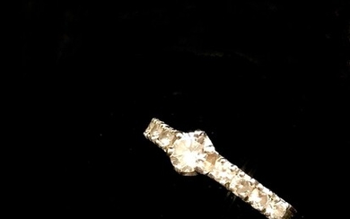 Bague en or blanc 18K (750°/00) ornée de diamants ronds taillés en brillant moderne (le...