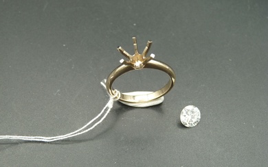 Bague solitaire en or gris 18K (750/oo) ornée d'un diamant taille brillant pesant 1,01 ct,...