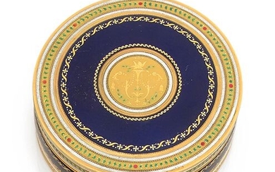 Boite ronde en or 18K (750) de style Louis XVI, à décor émaillé polychrome sur...