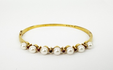Bracelet jonc ouvrant en or jaune 18K (750) à ligne alternant perles de culture et...