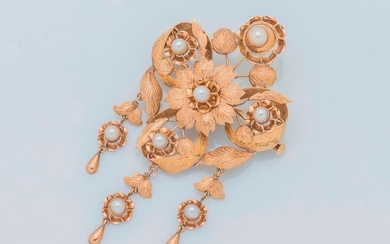 Brooch in 18K yellow gold (750 thousandths), stylizing a bouquet of flowers enhanced with pearls, holding 3 tassel florets.