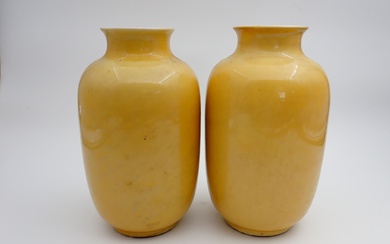 CHINE Paire de vases en porcelaine à glaçure jaune , H 15,5 cm