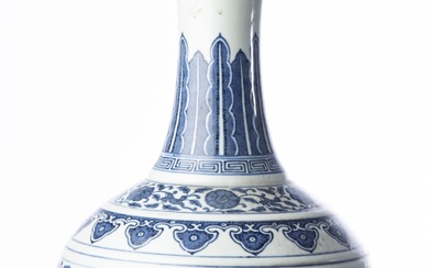 CHINE - Vase bouteille en porcelaine de Chine (Official ware), marque et période Guangxu