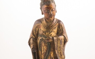 CHINE, XVIIIe début XIXe siècle Sujet en bois laqué or représentant une dame de cour...