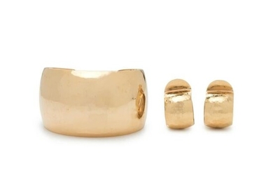 COLLECTION OF HAMMERED YELLOW GOLD JEWELRY