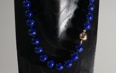 COLLIER composé de boules de lapis lazuli, D: 14mm, couleur naturelle. Fermoir aimanté en argent...