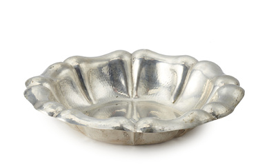 Centrotavola in argento con bordo costolato e profilo polilobato (g 320) (d cm 28) (lievi difetti)