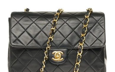 Chanel - Mini Timeless noir en cuir d'agneau noir, bijouterie en métal doré Crossbody bag