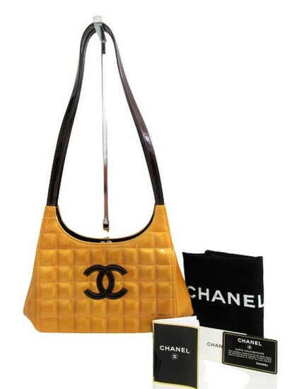 "Chanel" Shoulder bag in yellow gold patent leather