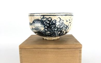 Chawan 茶碗 (tea bowl) - Pottery - "道八" (Michiya), - with Landscape patterns , and the wood box - Japan - Early 20th century