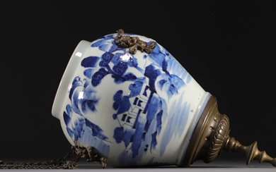 Chine - Vase en porcelaine bleu blanc à décor de paysage, monté en "lanterne". Poids:...