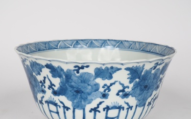 Chine, XIXe siècle, Coupe floriforme en porcelaine blanche à décor en bleu sous couverte de...