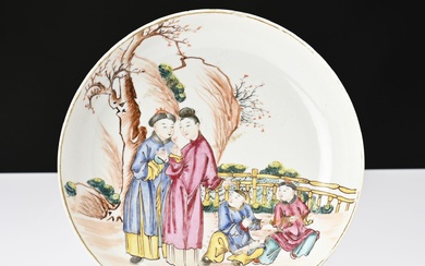 Chine, XVIIIe siècle Petite coupe creuse en porcelaine et émaux de la famille rose à...