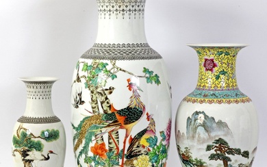 Chine, XXe siècle Lot comprenant trois vases en porcelaine à divers décors en émaux polychromes....
