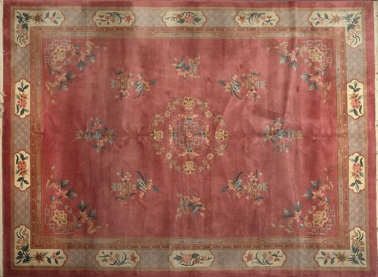 Chinese woollen carpet with burgundy floral decoration on field and border on brown background. Size: 377x276 cm. Exit: 300uros. (49.916 Ptas.)