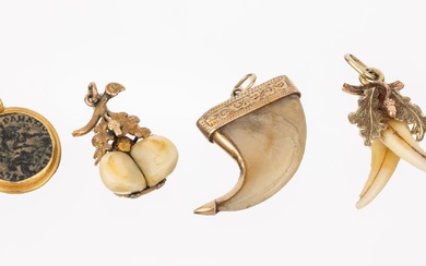 Coffret de 4 pendentifs en or, 1 x GG 333/000, décor feuilles de chêne avec...