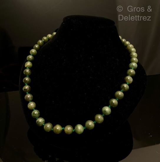 Collier composé d’un rang de perles de jade... - Lot 305 - Gros & Delettrez