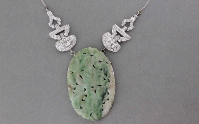 Collier ornée de deux motifs sertis de brillants retenant un jade gravé. Poids : 19...