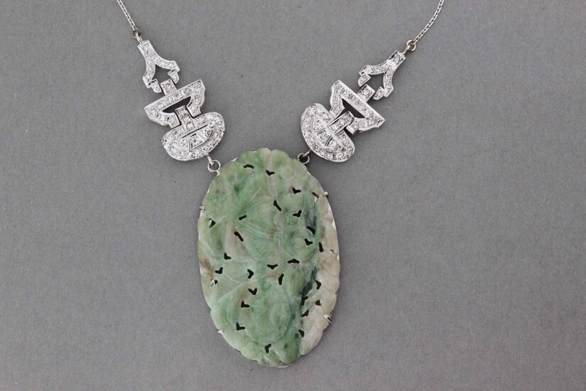 Collier ornée de deux motifs sertis de brillants retenant un jade gravé. Poids : 19...