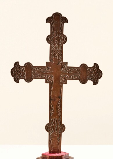 Croix d'autel fleuronnée à croisée carrée... - Lot 5 - Pierre Bergé & Associés