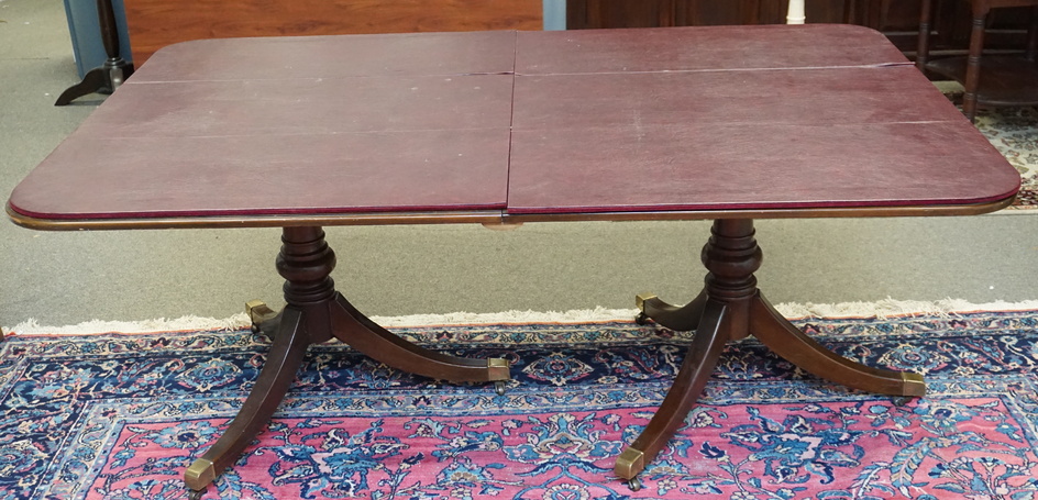 DREXEL HERITAGE MAHOGANY BANDED DINING TABLE