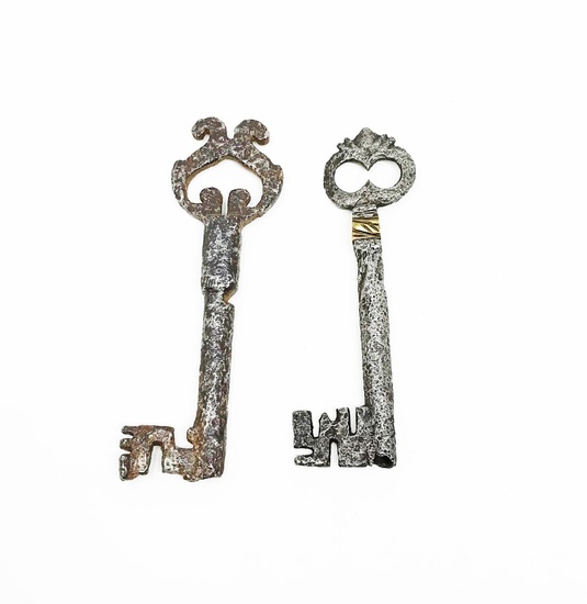 Deux clés à tige forée, l’une avec insert... - Lot 5 - Art Richelieu