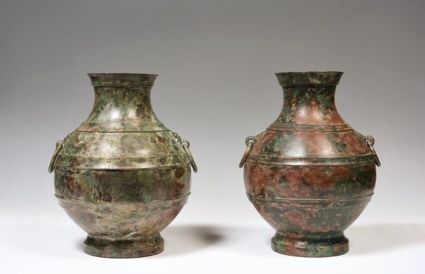 Deux vases Hu en bronze, orné de deux têtes... - Lot 105 - Digard Auction