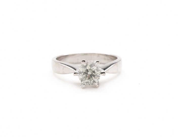 Diamond ring set with a brilliant-cut diamond weighing app. 0.85 ct., mounted in 18k white gold. Size 54.5. Weight app. 5 g.