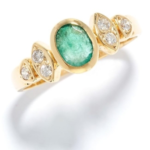 EMERALD AND DIAMOND RING in 18ct yellow gold, set with