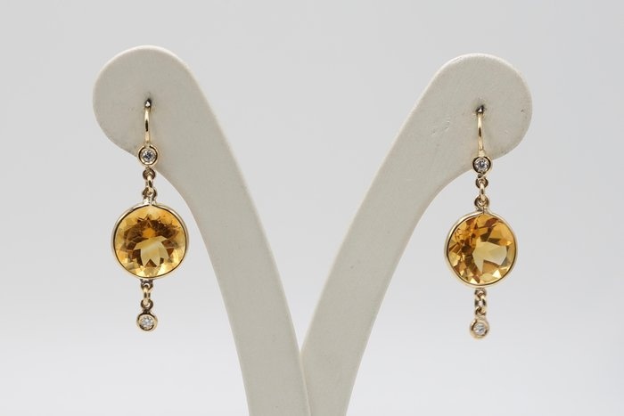 Earrings in 18k yellow gold with oval drop-cut citrines. <br>...
