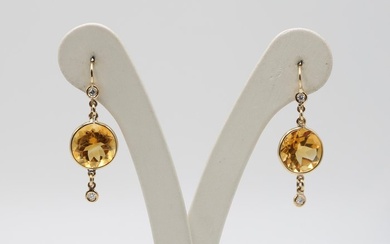 Earrings in 18k yellow gold with oval drop-cut citrines. <br>...