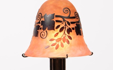 Edgar BRANDT ( 1880-1960). Lampe de table en fer forgé et abat-jour en verre opalescent...