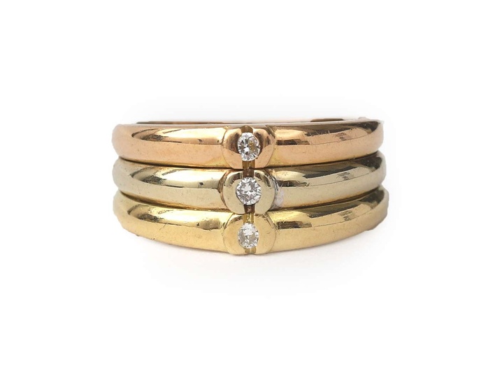 Een 18 krt. tri-colour gouden ring met diamant