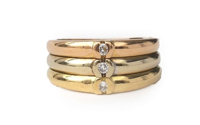 Een 18 krt. tri-colour gouden ring met diamant
