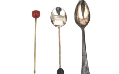 Een kavel met zilveren theelepels, cocktailprikkers en koffielepels in etui, 20e eeuw.