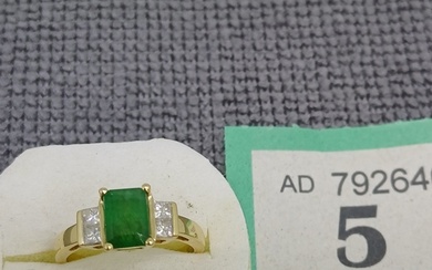 Emerald and Diamond Ring - 18ct Yellow Gold - 0.26ct Size: J