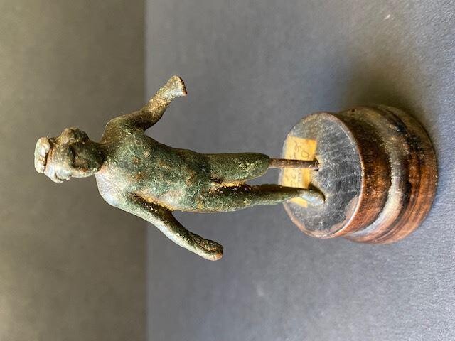 Figurine en bronze d’Apollon les cheveux noué
