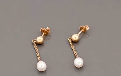 Fins pendants d'oreilles en or jaune, 750 MM, chacun formé d'une perle d'or portant une...
