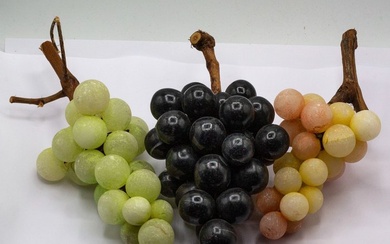 Fruit bowl (3) - Tre grappoli di uva in marmo con vero tralcio di vite - Marble, Alabaster and black Carrara marble - Rare