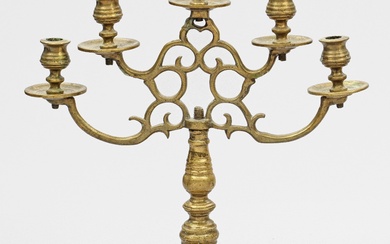 Girandole baroque à 5 branches ; bronze. Sur un socle rond plat et profilé, tige...