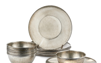 Gruppo di nove ciotole e nove piatti in argento a finto vimini (g 2900) (d. max cm 19,5) (lievi difetti)