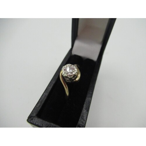 Hallmarked 9ct yellow gold solitaire ring with a serpentine ...