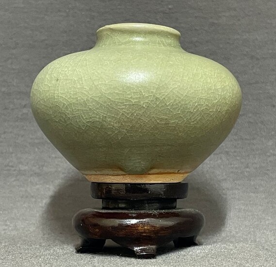 Jarlet - Porcelain - Chinese - Thick and finely crackled monochrome pale jade celadon glaze - China - Ming Dynasty (1368-1644)