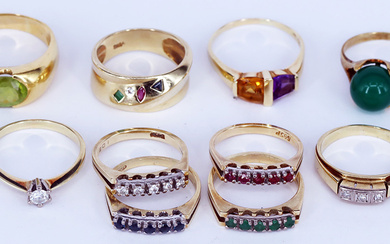 Konvolut von 10 Ringen: Ring mit Peridot, RG62, 750er GG, 9,2 g; 9 Ringe, 585er GG, zus. 34,63 g, darunter Ring mit Diamant, ca 0,4mm, RG60 oder vier Ringe mit Edelsteinreihen von Diamanten, Saphiren, Smaragden und Rubinen, RG56. Alle Ringe zus. 43,87 g