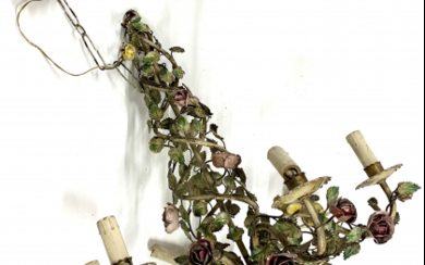 Lampadario a sei luci decorato da rami di rose intrecciati in lamiera dipinta (d cm 56) (difetti)